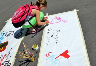 Foundation for a Drug-Free Europe volunteers invite passers-by to splurge on their own creativity by painting an anti-drug message on large banners promoting drug-free living. 