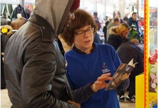 Volunteers and their mentors educated shoppers at Brussels' Gallerie Agora and collected signatures on a petition to mandate human rights education throughout the country.