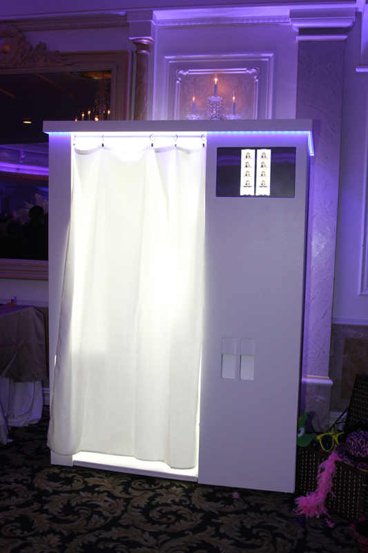 Dallas Photo Booth Rental Company Expands With The First Vanity Booth