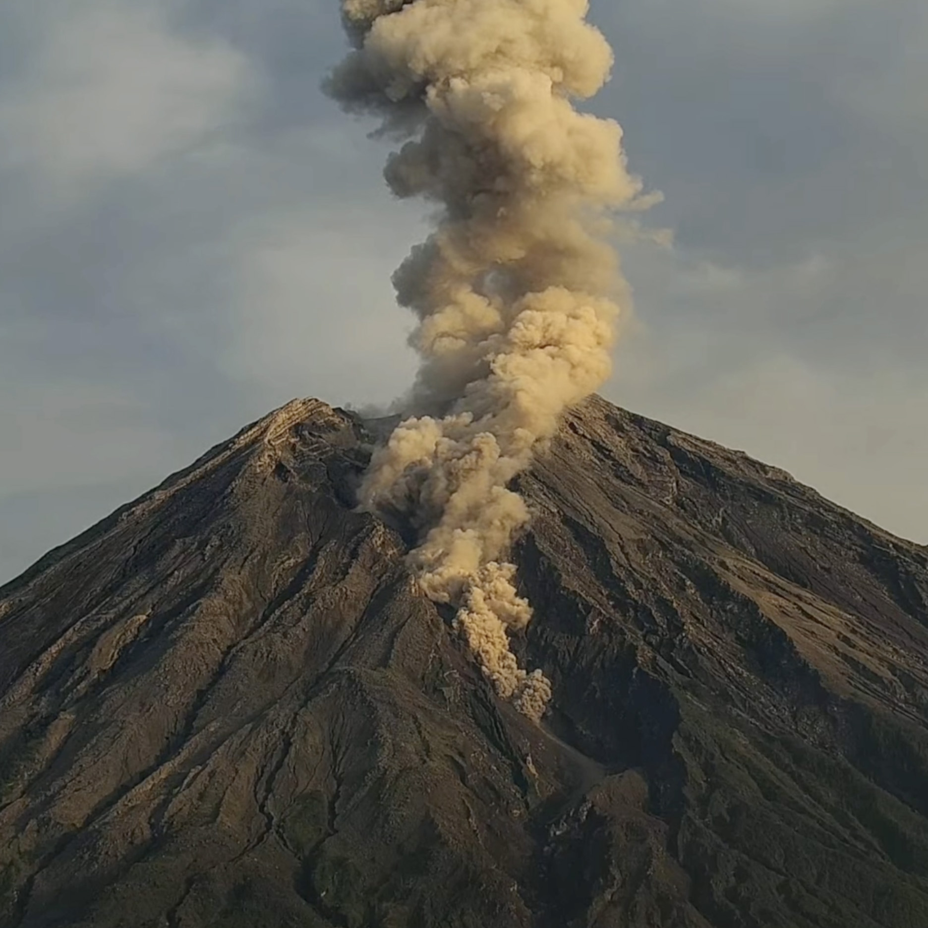 AfarTV Launches World's First 4K Live Stream of an Erupting Volcano ...