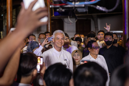 Thousands Cheer Ganjar Pranowo and Mahfud MD as They Register for Indonesia Election