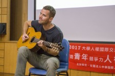 Wil Seabrook performing on his Taiwan human rights tour 