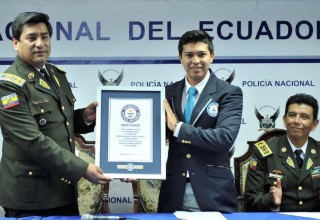 The Guinness World Record representative for Latin America presented a certificate to the National Ecuador Police for the record-breaking number of individuals signing their drug-free pledge.