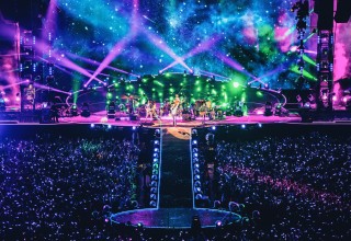 'A Head Full of Dreams' Lighting Up Fans in Coldplay's New Concert Movie