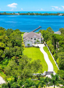 1081 Bayshore Drive in Englewood FL listed by Peter Laughlin of Premier Sotheby's International
