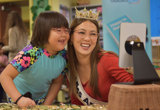 Miss America Helps Kids Pick Out Brand-New Glasses