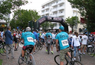Volunteers from the Church of Scientology Pordenone in Italy set off on a 60 km cross-country bicycle tour, wearing the bright turquoise T-shirts of the Truth About Drugs campaign.