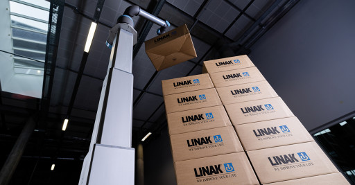 New LINAK Lifting Column Takes Cobot Palletizers to New Heights