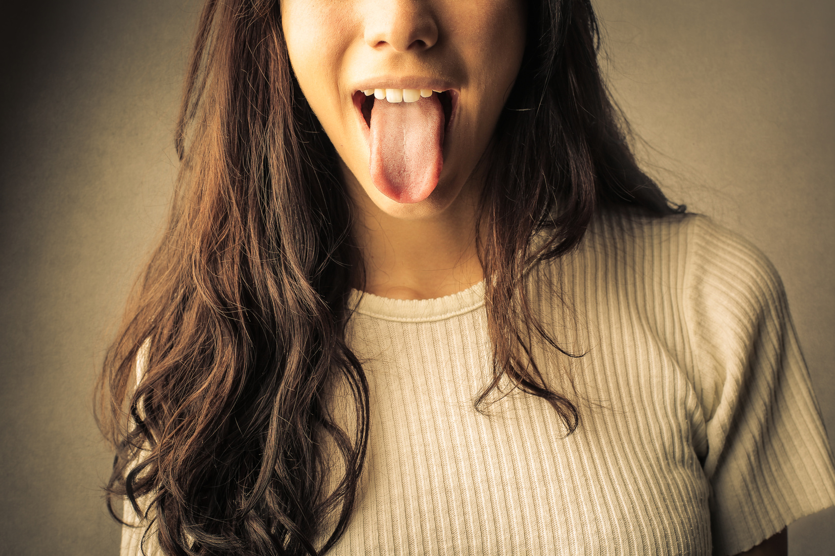 Фото рта с языком без лица девушки