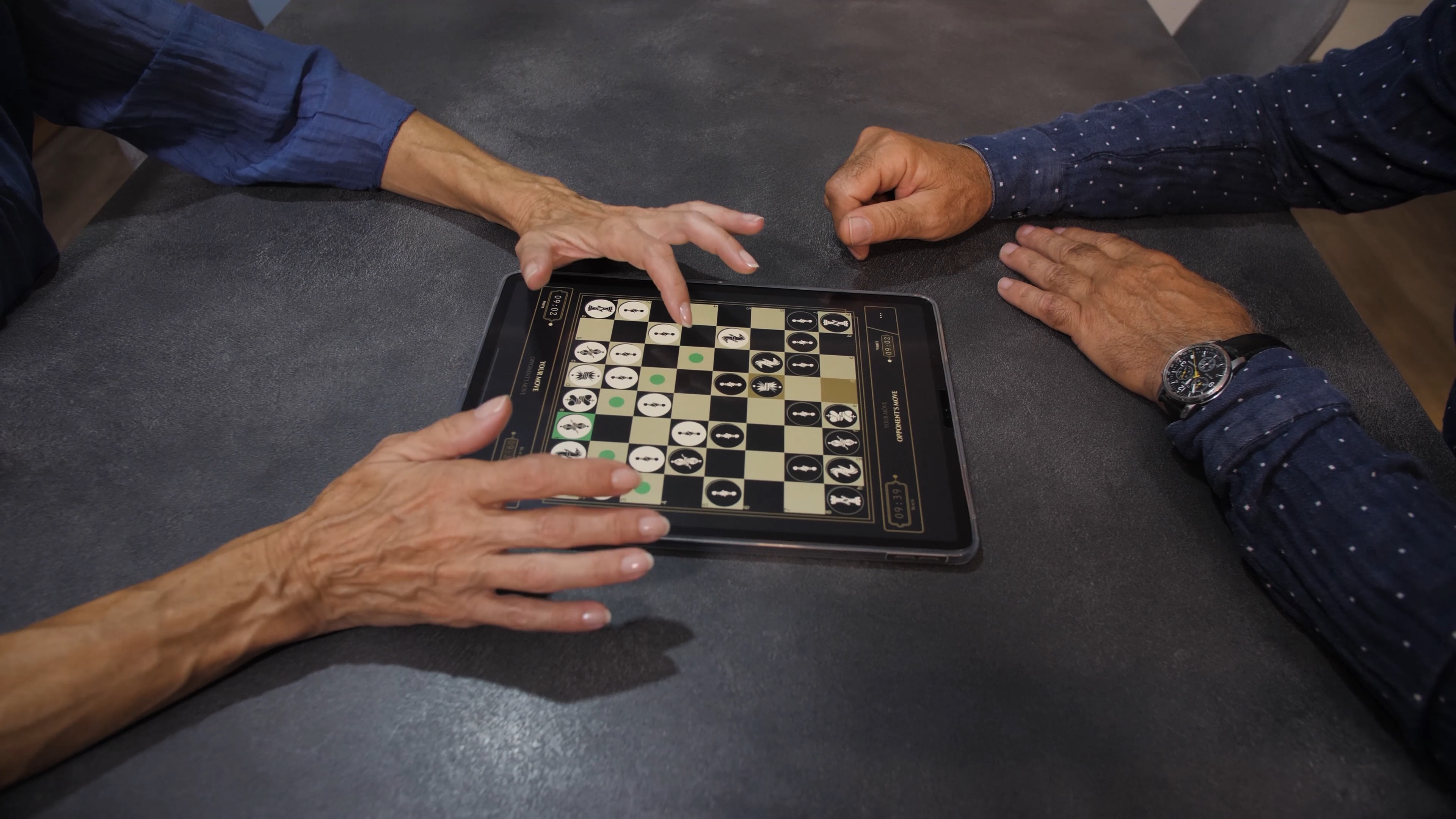 playing a chess game on iPad tablet Stock Photo - Alamy