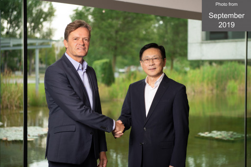 Markus Schaefer (Daimler) and Dr. Yu Wang (Farasis) shake hands in 2019. Copyright: Daimler AG