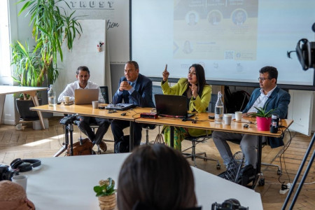 Wesam Basindawah moderates Yemen Coalition of Independent Women panel in Geneva