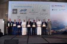 IDEA President Rob Thornton (left) and Pablo Izquierdo (right) from Dubai Carbon Centre of Excellence present the 2018 Group Carbon Award at IDEA's 8th DistrictCooling Conference in Dubai, UAE.